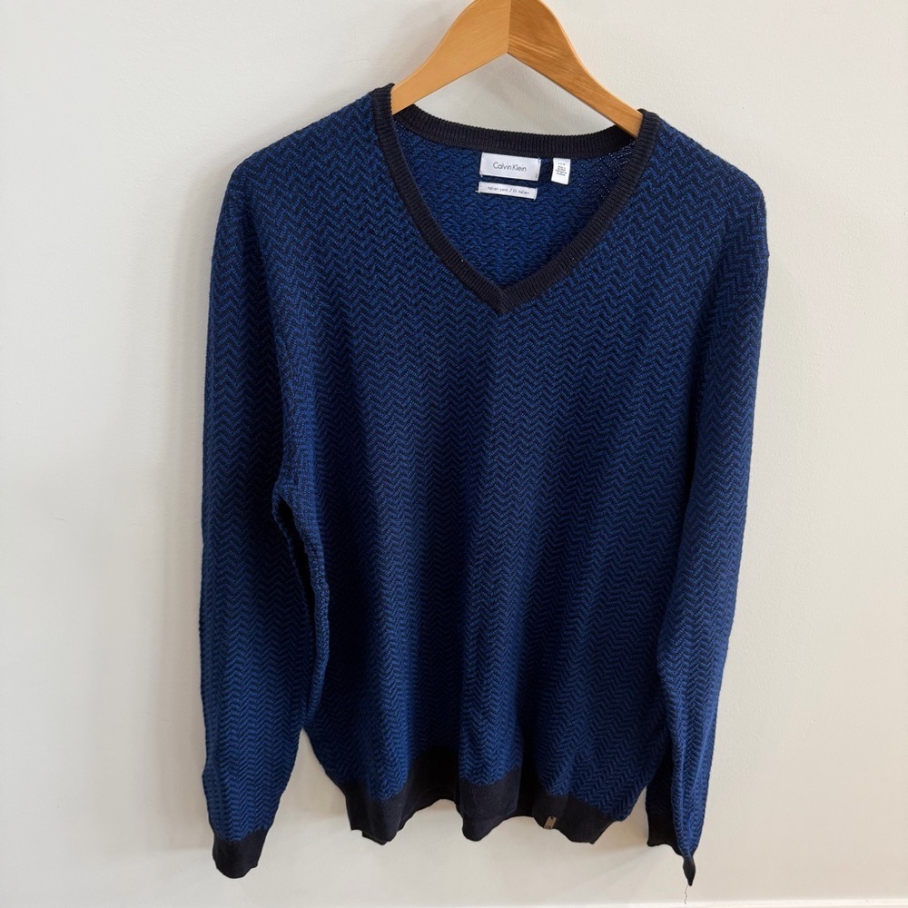 Calvin Klein Men’s Navy Chevron V-Neck Sweater – Size Large